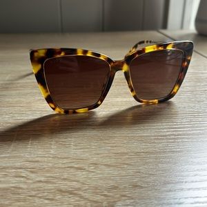 New Diff cat eyes oversized tortoise shell women’s sunglasses
